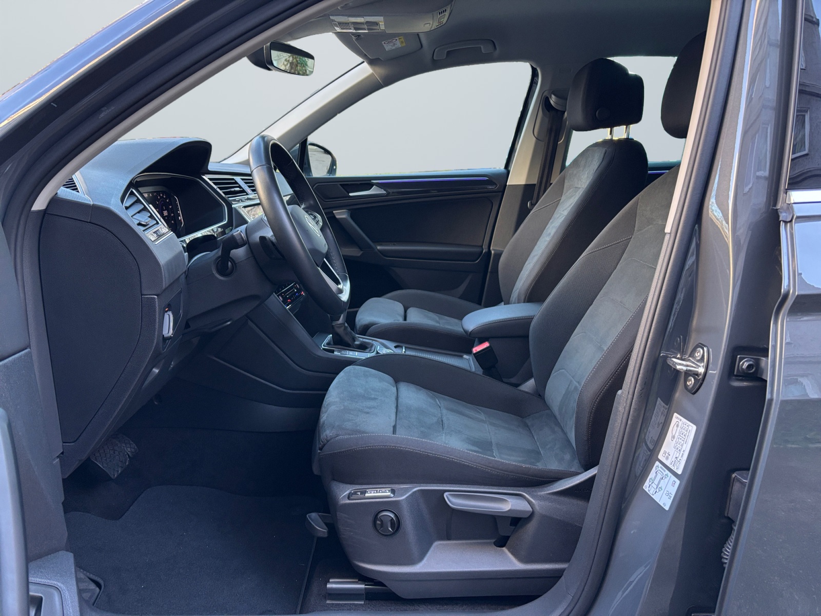 WVGZZZ5NZNW014872_08_enter-driver-codriver