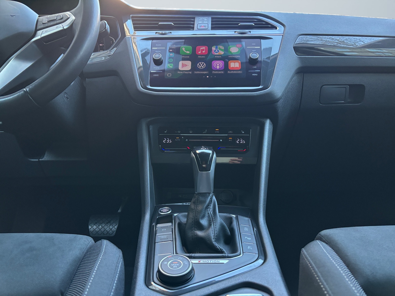 WVGZZZ5NZNW014872_10_center-console-down