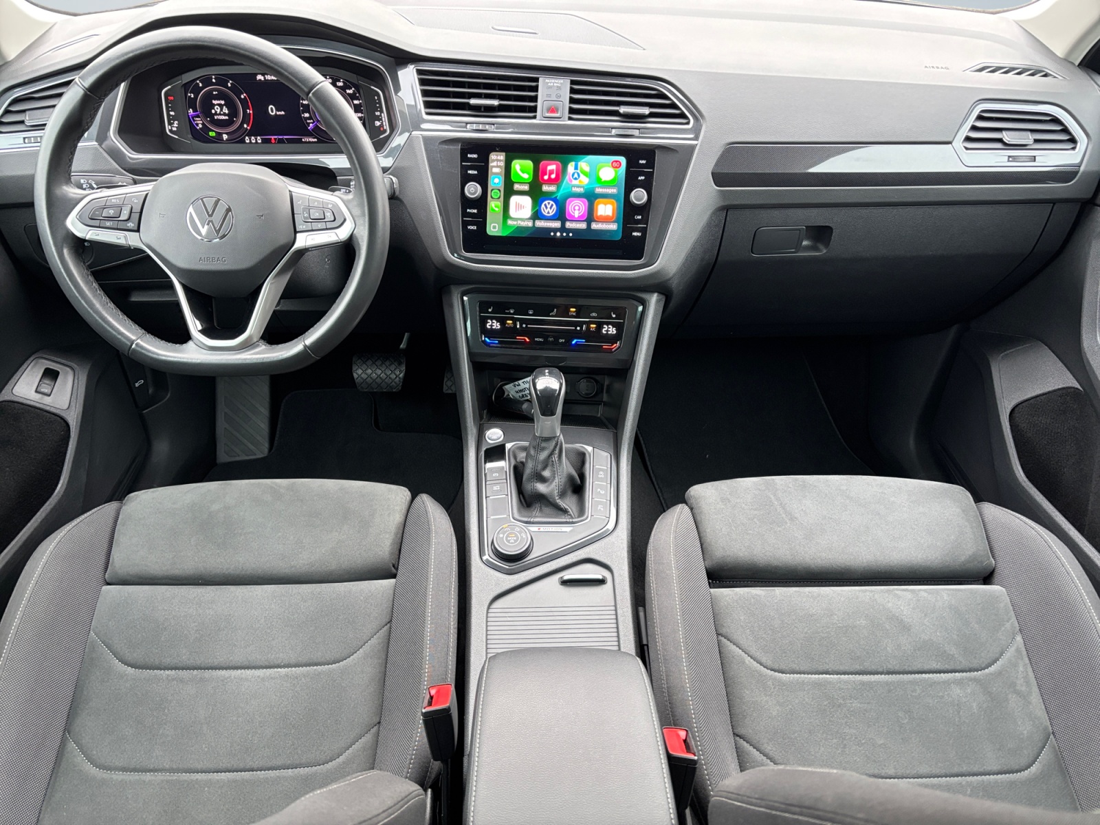 WVTGUAN2021GREY4M_09_front-panel-passenger