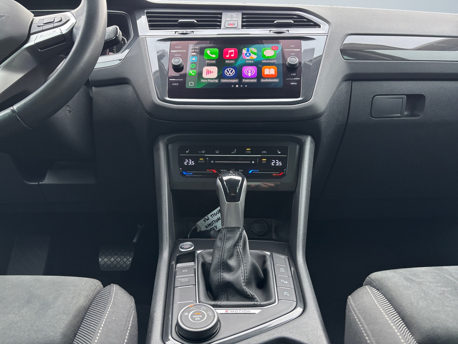 WVTGUAN2021GREY4M_10_center-console-down