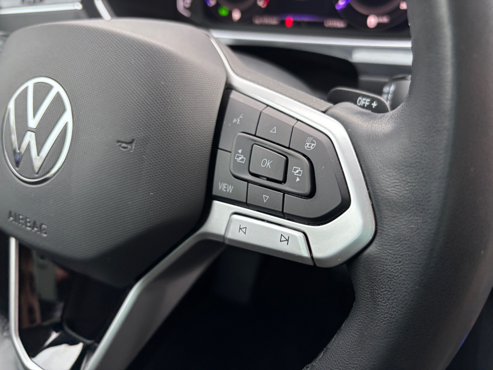 WVTGUAN2021GREY4M_17_feature-2