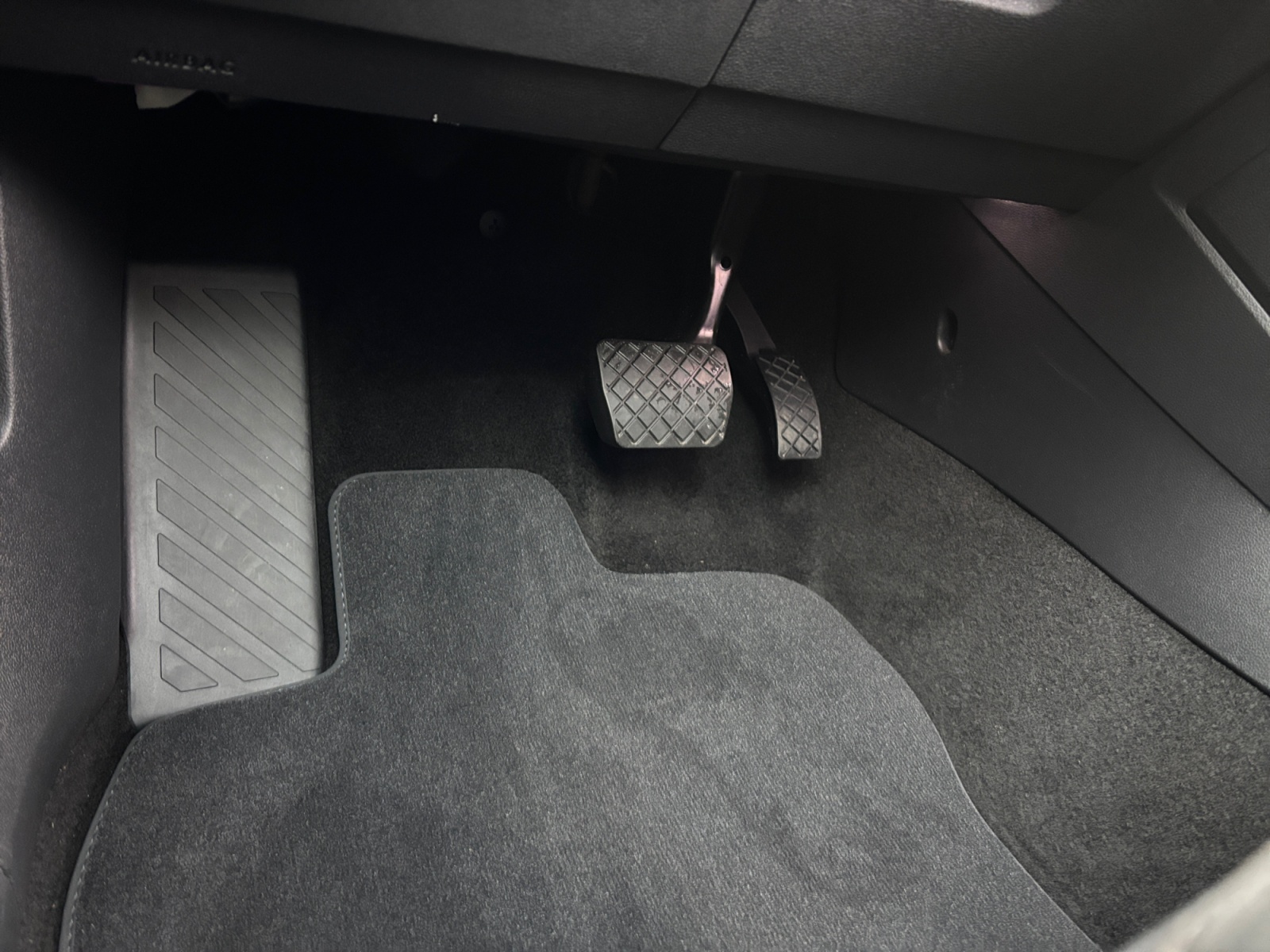 WVTGUAN2021GREY4M_18_feature-3