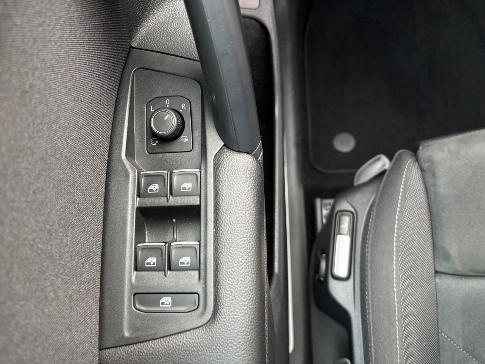 WVTGUAN2021GREY4M_19_feature-4