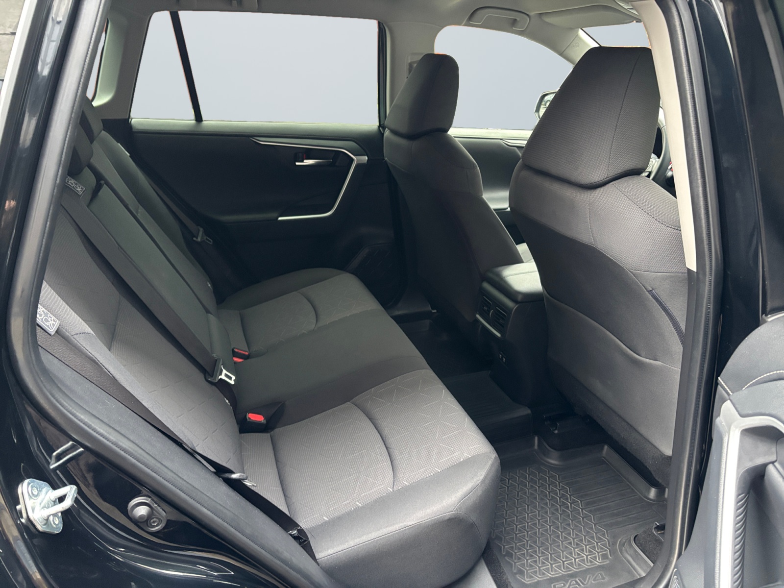 KSHDBDBDBJGFKGFFG_12_rear-row-driver